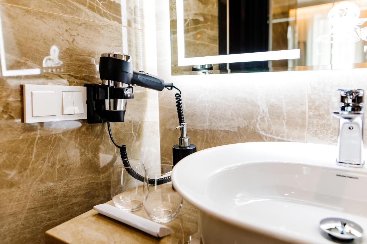 Lion'S Hotel Chisinau Ngoại thất bức ảnh